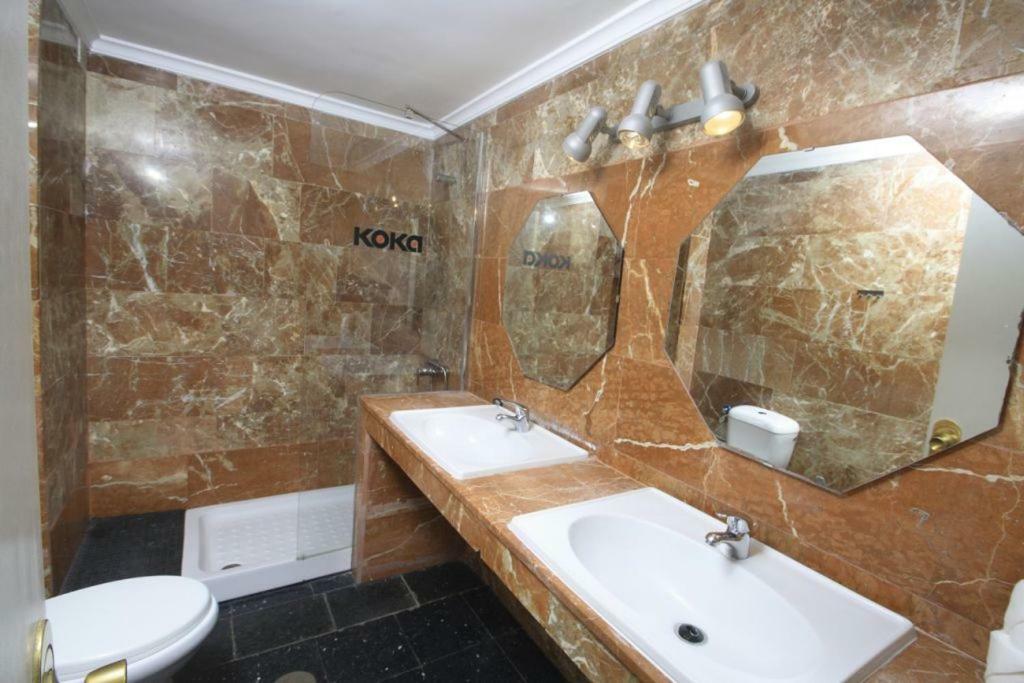بلايا ديل إنغلز Apartamentos Koka المظهر الخارجي الصورة